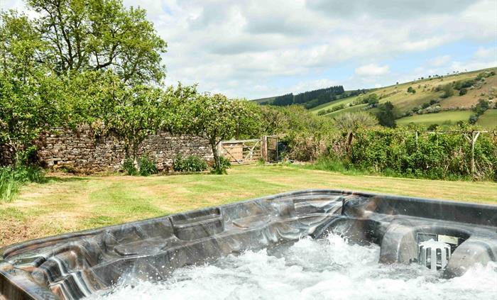 Onnen Fawr Farmhouse Hot Tub